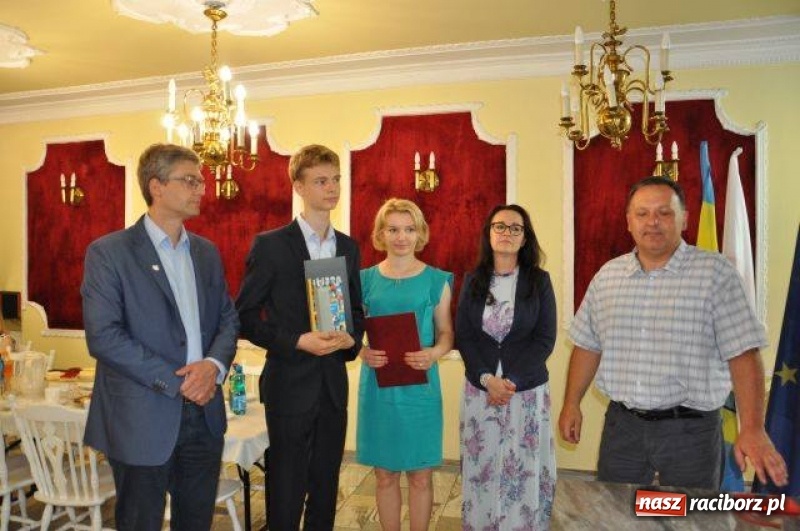 Zdjęcie w galerii na portalu naszraciborz.pl: Nagrody Burmistrza dla uczniów z Kuźni Raciborskiej i Rud wiadomości z regionu