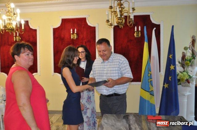 Zdjęcie w galerii na portalu naszraciborz.pl: Nagrody Burmistrza dla uczniów z Kuźni Raciborskiej i Rud wiadomości z regionu