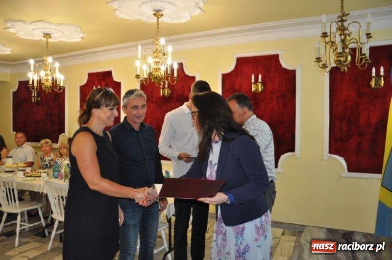 Zdjęcie w galerii na portalu naszraciborz.pl: Nagrody Burmistrza dla uczniów z Kuźni Raciborskiej i Rud wiadomości z regionu