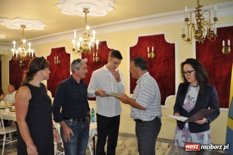 Zdjęcie w galerii na portalu naszraciborz.pl: Nagrody Burmistrza dla uczniów z Kuźni Raciborskiej i Rud wiadomości z regionu