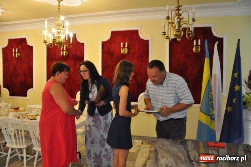 Zdjęcie w galerii na portalu naszraciborz.pl: Nagrody Burmistrza dla uczniów z Kuźni Raciborskiej i Rud wiadomości z regionu