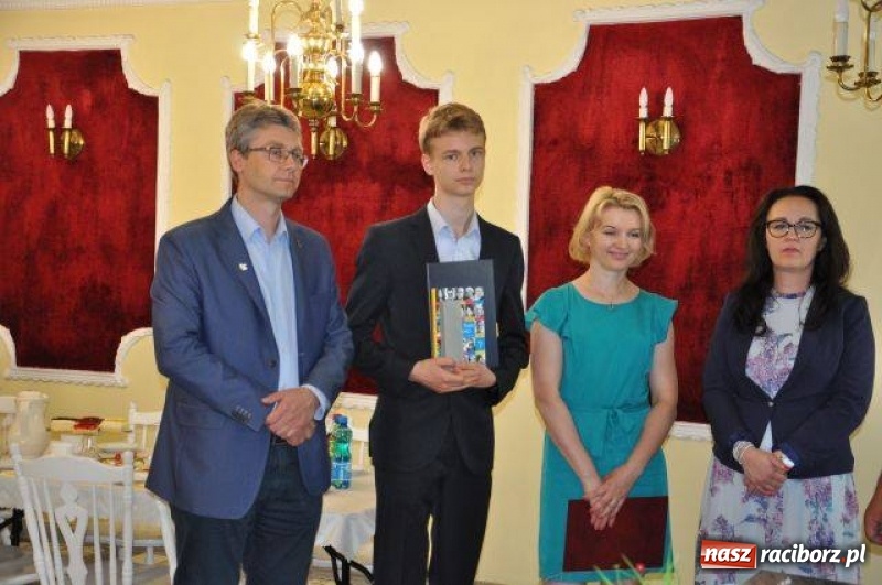 Zdjęcie w galerii na portalu naszraciborz.pl: Nagrody Burmistrza dla uczniów z Kuźni Raciborskiej i Rud wiadomości z regionu