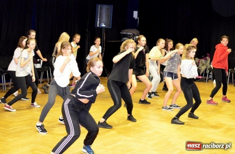 Zdjęcie w galerii na portalu naszraciborz.pl: W RCK ruszyły wakacyjne warsztaty  wiadomości z regionu