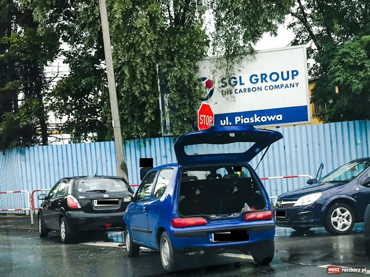 Zdjęcie w galerii na portalu naszraciborz.pl: Kraksa trzech pojazdów na skrzyżowaniu Piaskowa-Szkolna  wiadomości z regionu