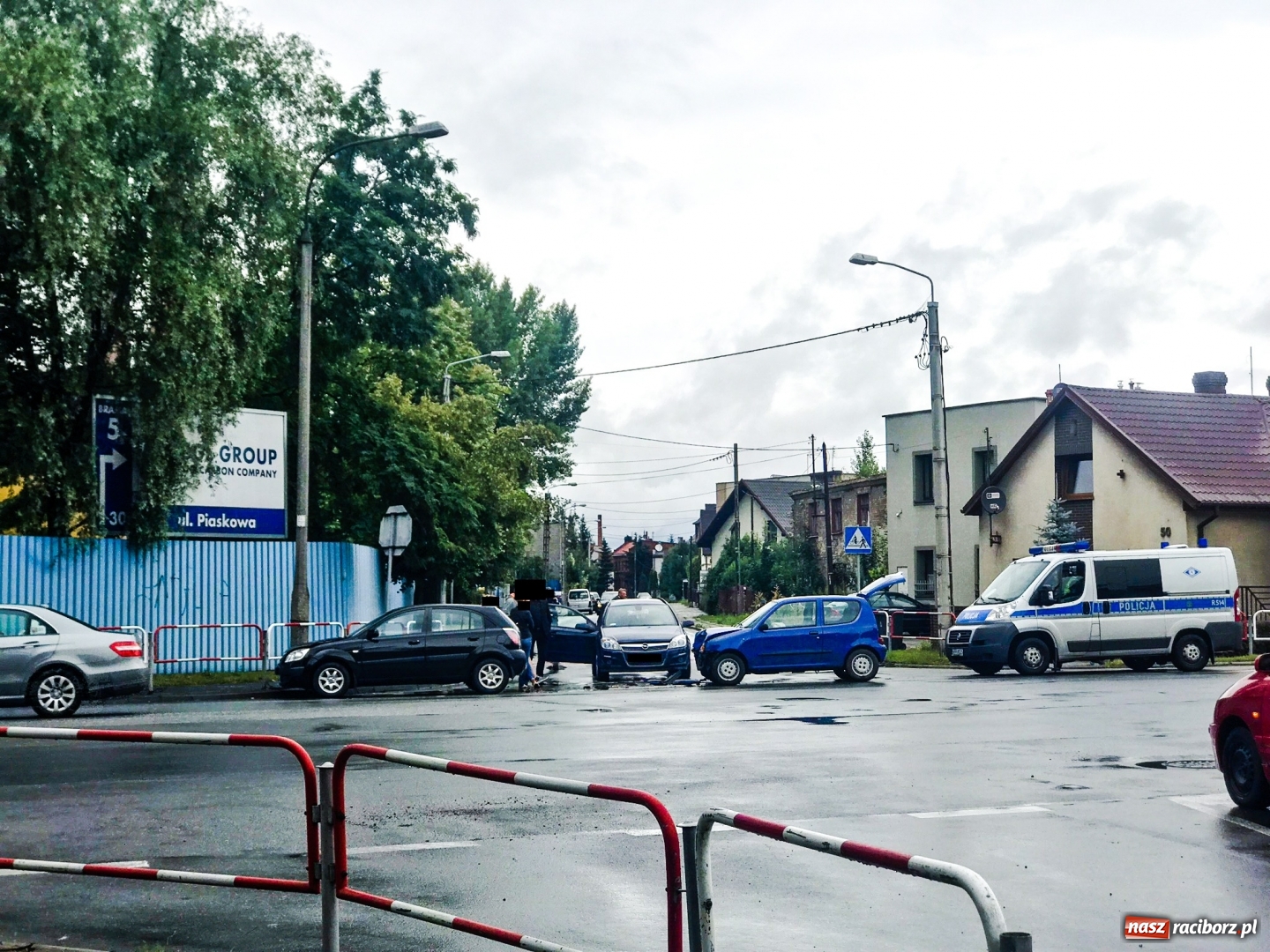 Zdjęcie w galerii na portalu naszraciborz.pl: Kraksa trzech pojazdów na skrzyżowaniu Piaskowa-Szkolna  wiadomości z regionu