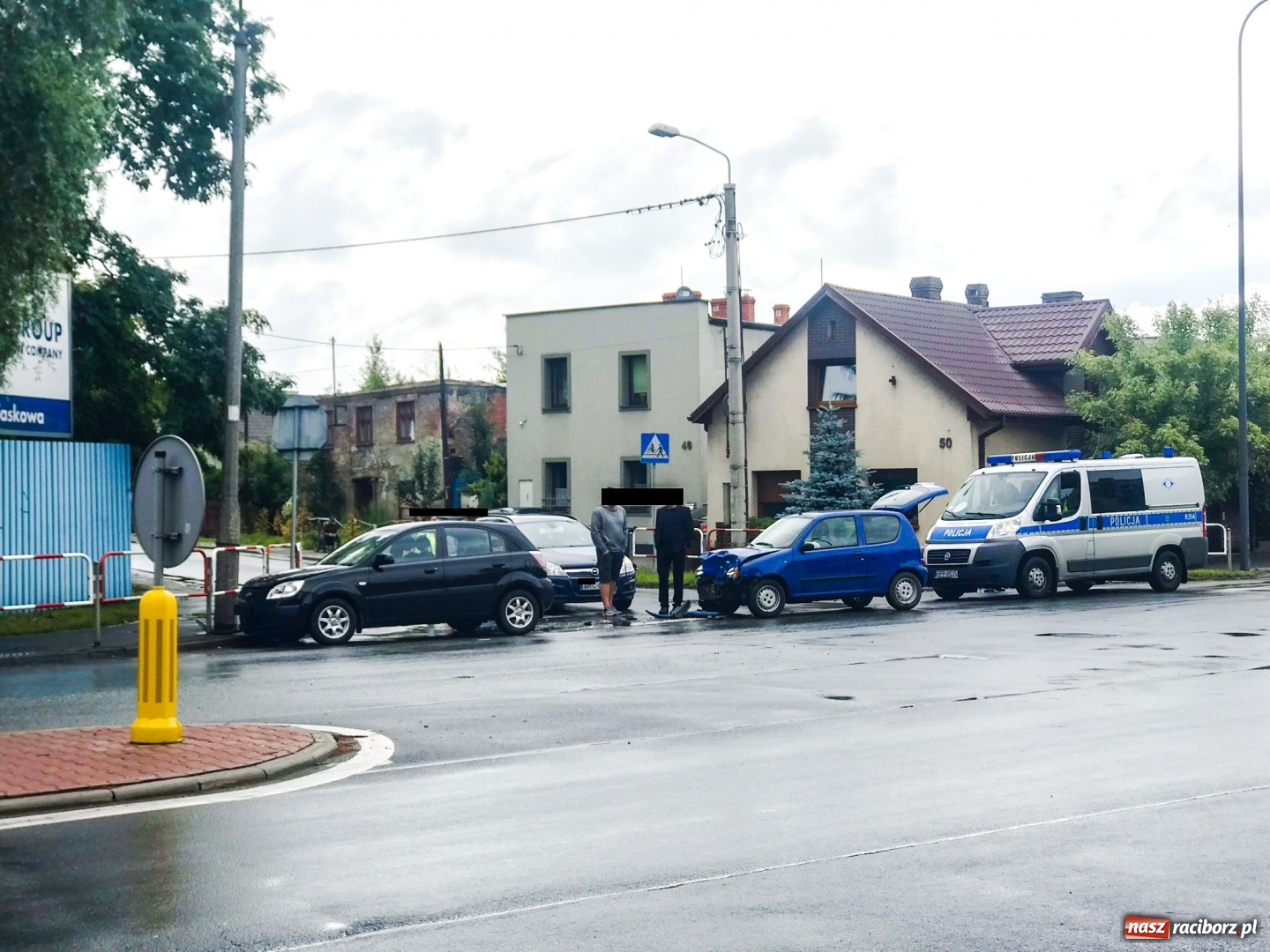 Zdjęcie w galerii na portalu naszraciborz.pl: Kraksa trzech pojazdów na skrzyżowaniu Piaskowa-Szkolna  wiadomości z regionu