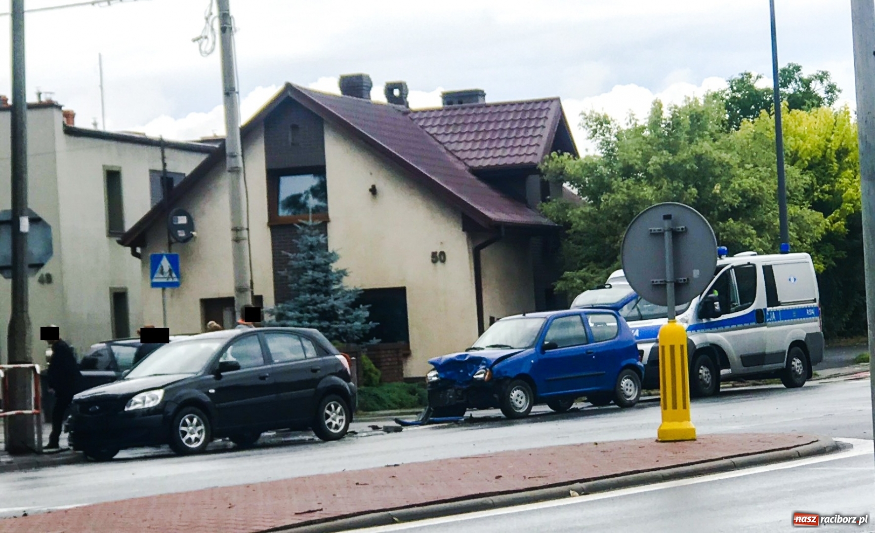 Zdjęcie w galerii na portalu naszraciborz.pl: Kraksa trzech pojazdów na skrzyżowaniu Piaskowa-Szkolna  wiadomości z regionu