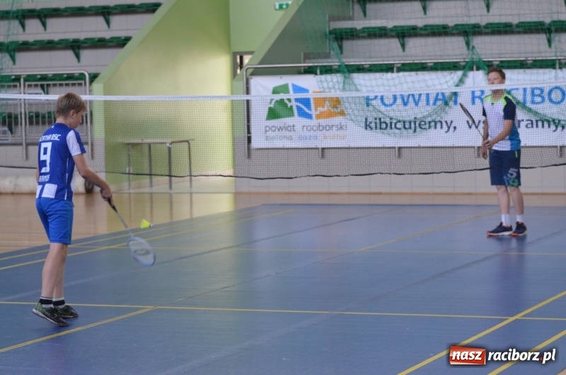 Zdjęcie w galerii na portalu naszraciborz.pl: Wakacyjny turniej badmintona w Arenie Rafako wiadomości z regionu