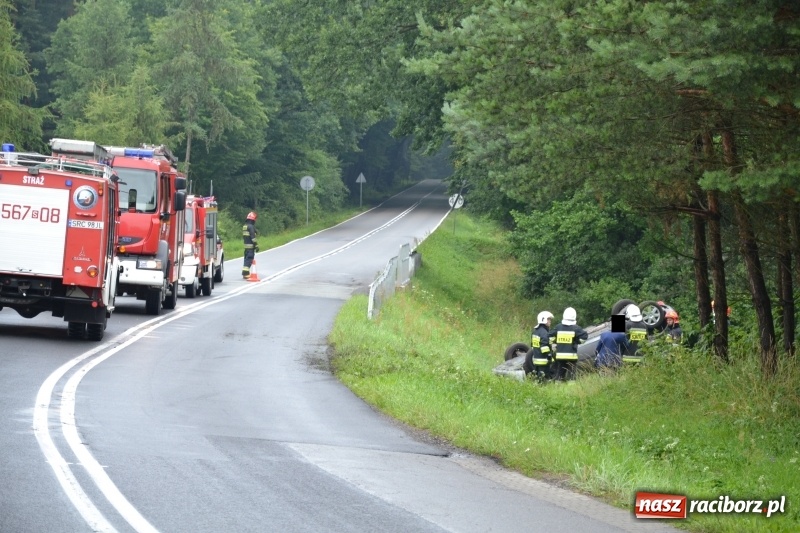 Zdjęcie w galerii na portalu naszraciborz.pl: Czwartkowe fatum na DW 919. Wypadek w Rudach, dachowanie w Jankowicach, kolizja na Ostrogu  wiadomości z regionu