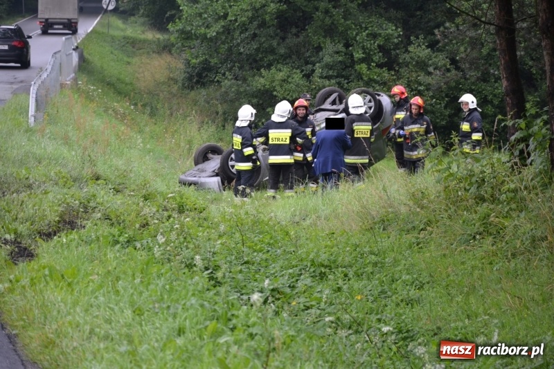 Zdjęcie w galerii na portalu naszraciborz.pl: Czwartkowe fatum na DW 919. Wypadek w Rudach, dachowanie w Jankowicach, kolizja na Ostrogu  wiadomości z regionu