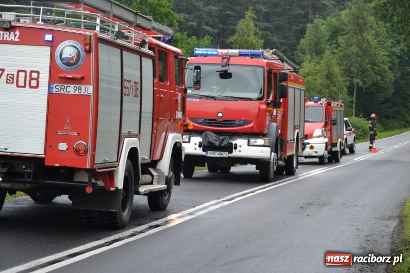 Zdjęcie w galerii na portalu naszraciborz.pl: Czwartkowe fatum na DW 919. Wypadek w Rudach, dachowanie w Jankowicach, kolizja na Ostrogu  wiadomości z regionu