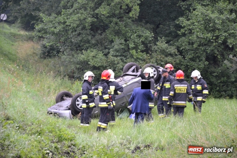 Zdjęcie w galerii na portalu naszraciborz.pl: Czwartkowe fatum na DW 919. Wypadek w Rudach, dachowanie w Jankowicach, kolizja na Ostrogu  wiadomości z regionu