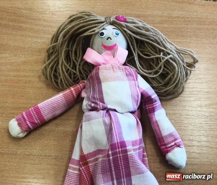 Zdjęcie w galerii na portalu naszraciborz.pl: Uczniowie ze Szkoły na Ostrogu wspierają Hospicjum wiadomości z regionu