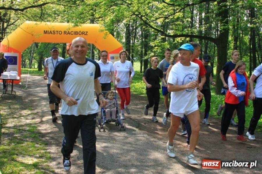 Zdjęcie w galerii na portalu naszraciborz.pl: Biegając promowali aktywny styl życia wiadomości z regionu