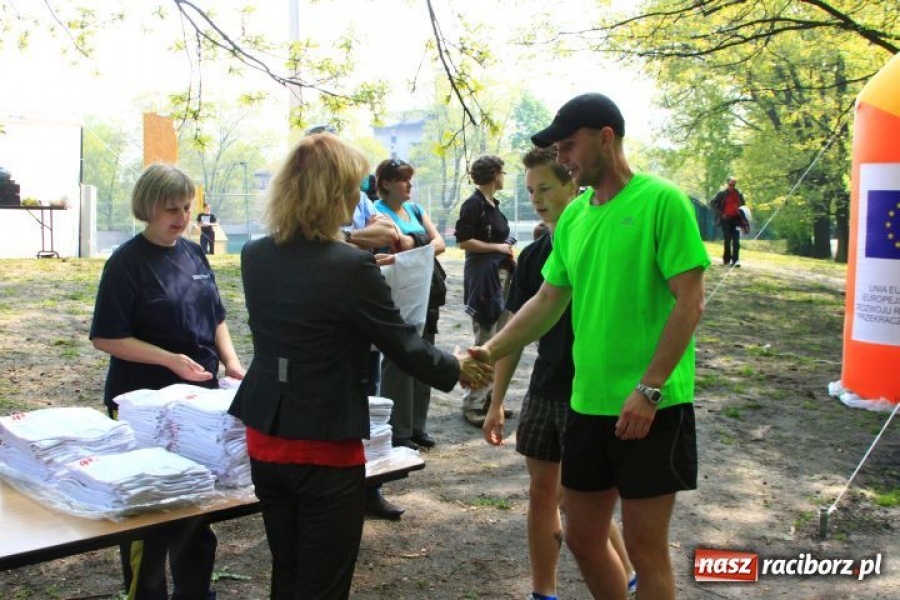 Zdjęcie w galerii na portalu naszraciborz.pl: Biegając promowali aktywny styl życia wiadomości z regionu
