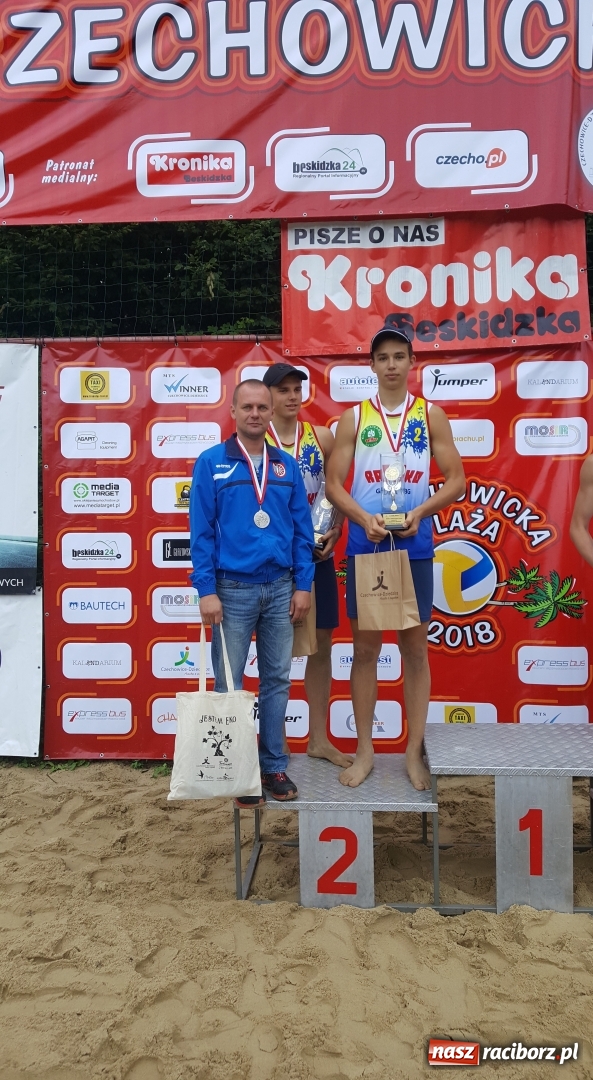 Zdjęcie w galerii na portalu naszraciborz.pl: Maks Skowronek i Wojtek Szwed w Finałach Mistrzostw Polski Juniorów w siatkówce plażowej wiadomości z regionu