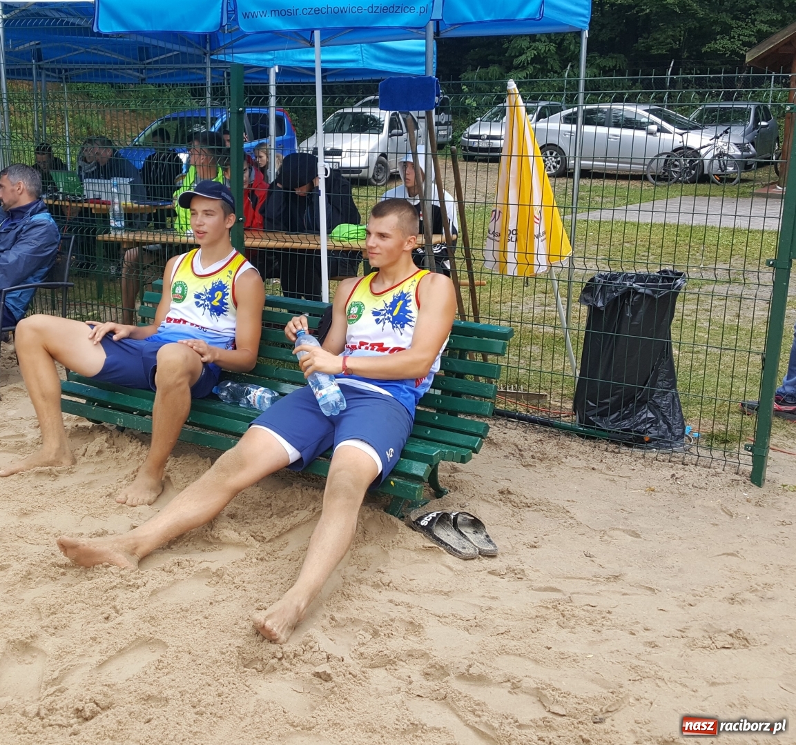 Zdjęcie w galerii na portalu naszraciborz.pl: Maks Skowronek i Wojtek Szwed w Finałach Mistrzostw Polski Juniorów w siatkówce plażowej wiadomości z regionu