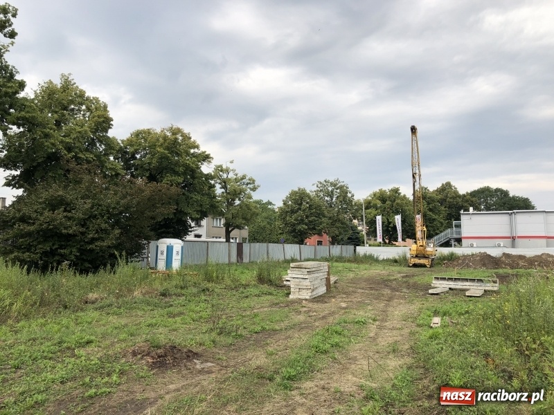 Zdjęcie w galerii na portalu naszraciborz.pl: Na Łąkowej kopią fundamenty. Do jesieni przyszłego roku ma powstać pierwsze 48 mieszkań wiadomości z regionu
