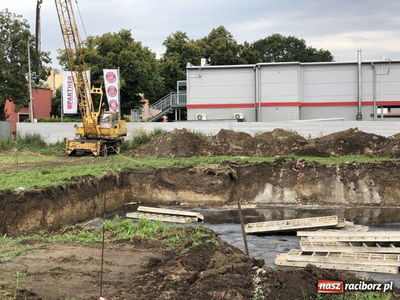 Zdjęcie w galerii na portalu naszraciborz.pl: Na Łąkowej kopią fundamenty. Do jesieni przyszłego roku ma powstać pierwsze 48 mieszkań wiadomości z regionu