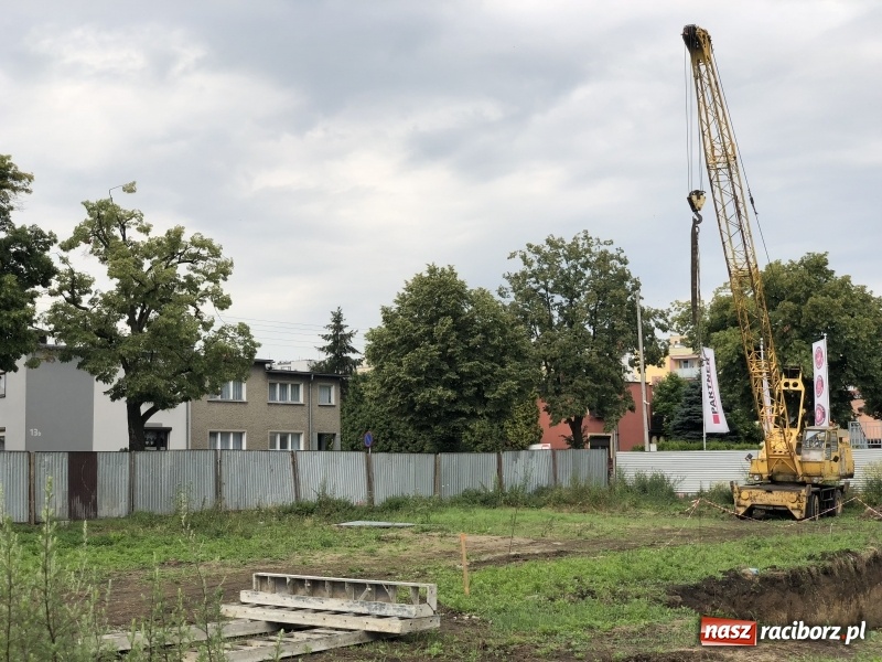 Zdjęcie w galerii na portalu naszraciborz.pl: Na Łąkowej kopią fundamenty. Do jesieni przyszłego roku ma powstać pierwsze 48 mieszkań wiadomości z regionu