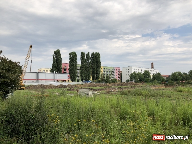 Zdjęcie w galerii na portalu naszraciborz.pl: Na Łąkowej kopią fundamenty. Do jesieni przyszłego roku ma powstać pierwsze 48 mieszkań wiadomości z regionu