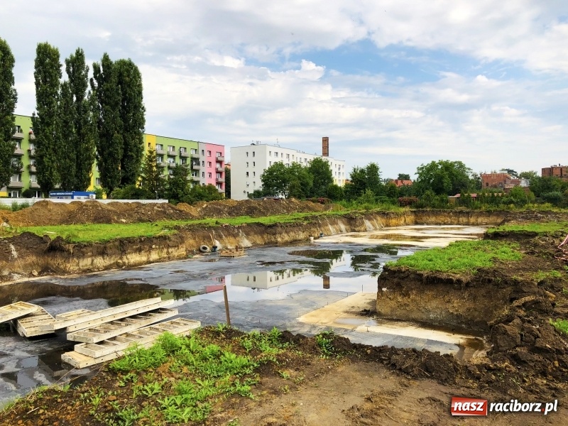 Zdjęcie w galerii na portalu naszraciborz.pl: Na Łąkowej kopią fundamenty. Do jesieni przyszłego roku ma powstać pierwsze 48 mieszkań wiadomości z regionu