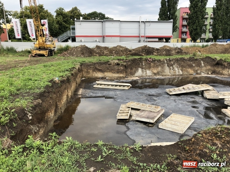 Zdjęcie w galerii na portalu naszraciborz.pl: Na Łąkowej kopią fundamenty. Do jesieni przyszłego roku ma powstać pierwsze 48 mieszkań wiadomości z regionu
