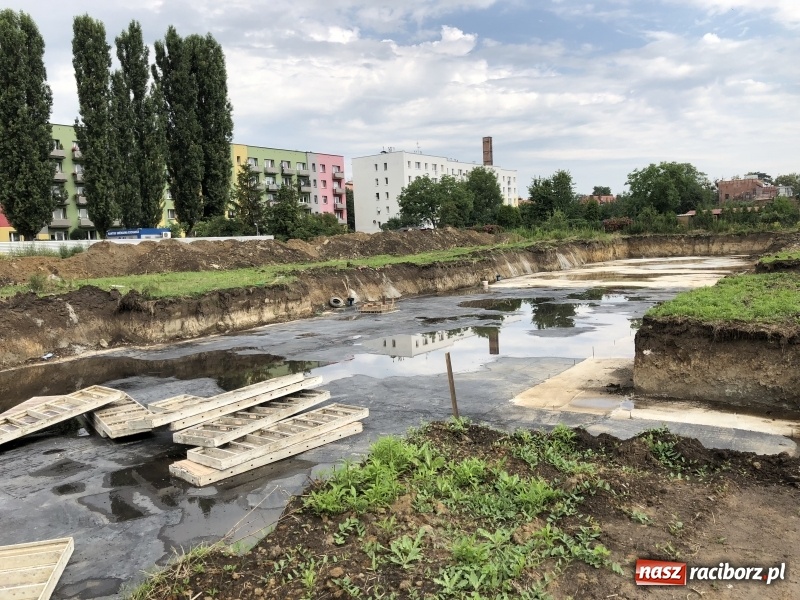 Zdjęcie w galerii na portalu naszraciborz.pl: Na Łąkowej kopią fundamenty. Do jesieni przyszłego roku ma powstać pierwsze 48 mieszkań wiadomości z regionu