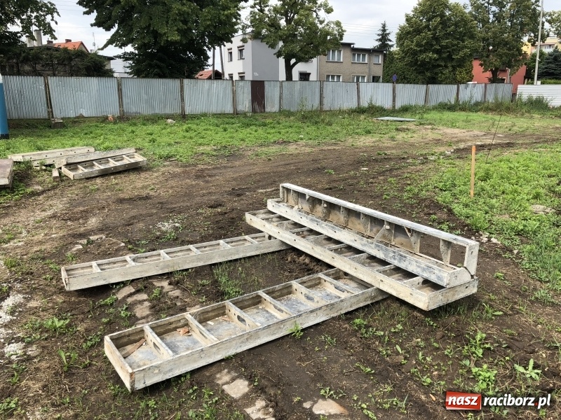 Zdjęcie w galerii na portalu naszraciborz.pl: Na Łąkowej kopią fundamenty. Do jesieni przyszłego roku ma powstać pierwsze 48 mieszkań wiadomości z regionu