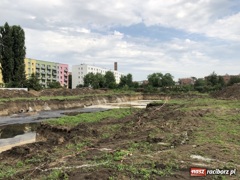 Zdjęcie w galerii na portalu naszraciborz.pl: Na Łąkowej kopią fundamenty. Do jesieni przyszłego roku ma powstać pierwsze 48 mieszkań wiadomości z regionu