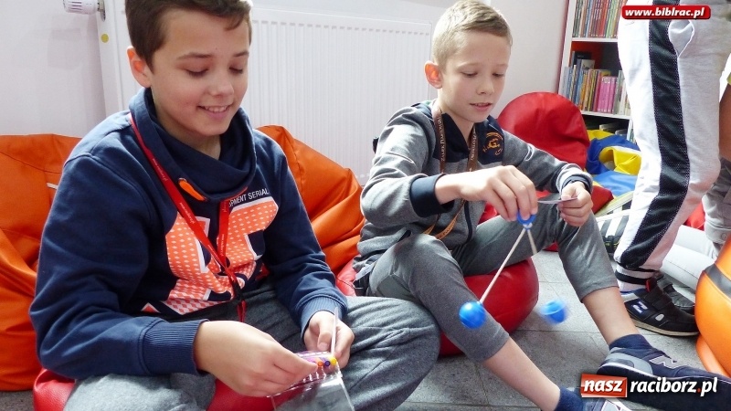 Zdjęcie w galerii na portalu naszraciborz.pl: Deszczowe zabawy w bibliotece wiadomości z regionu