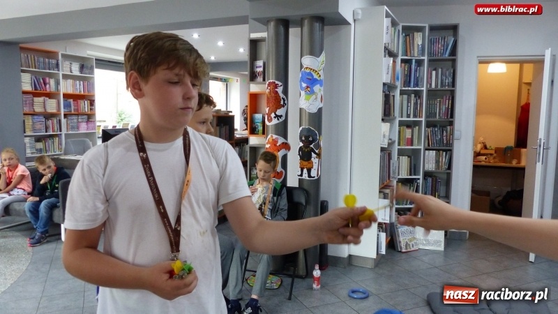 Zdjęcie w galerii na portalu naszraciborz.pl: Deszczowe zabawy w bibliotece wiadomości z regionu