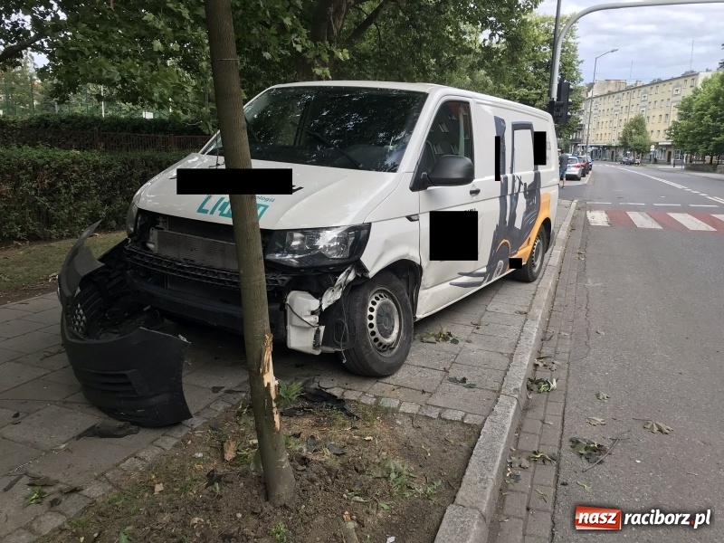 Zdjęcie w galerii na portalu naszraciborz.pl: Poważna kraksa w centrum Raciborza  wiadomości z regionu
