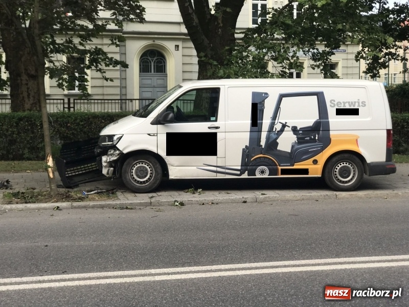 Zdjęcie w galerii na portalu naszraciborz.pl: Poważna kraksa w centrum Raciborza  wiadomości z regionu