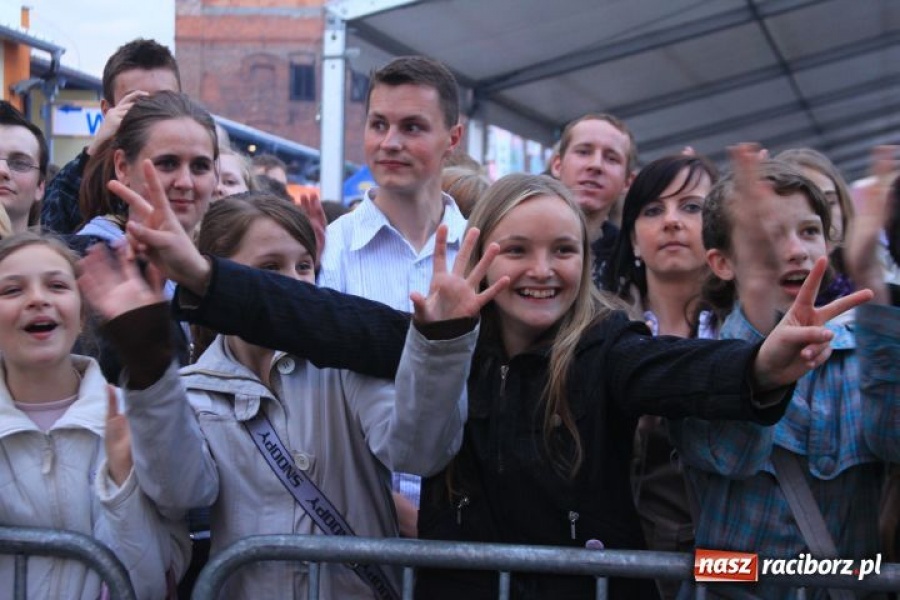 Zdjęcie w galerii na portalu naszraciborz.pl: Boys porwał widownię w Pietrowicach wiadomości z regionu