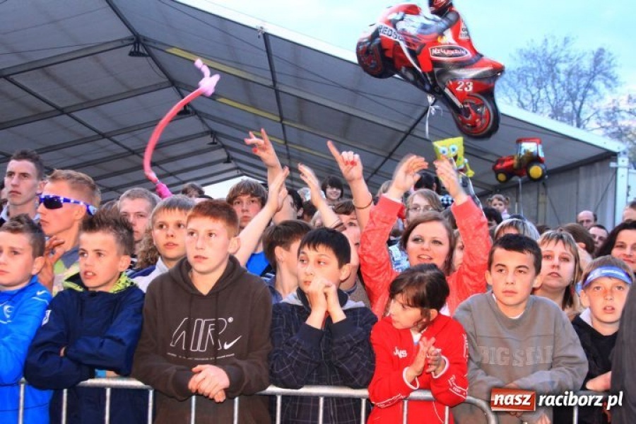 Zdjęcie w galerii na portalu naszraciborz.pl: Boys porwał widownię w Pietrowicach wiadomości z regionu