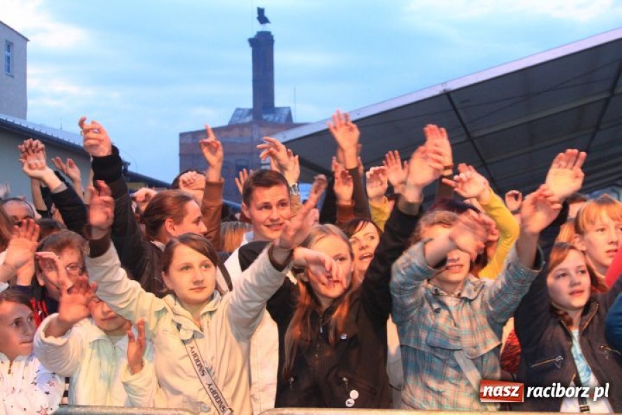 Zdjęcie w galerii na portalu naszraciborz.pl: Boys porwał widownię w Pietrowicach wiadomości z regionu