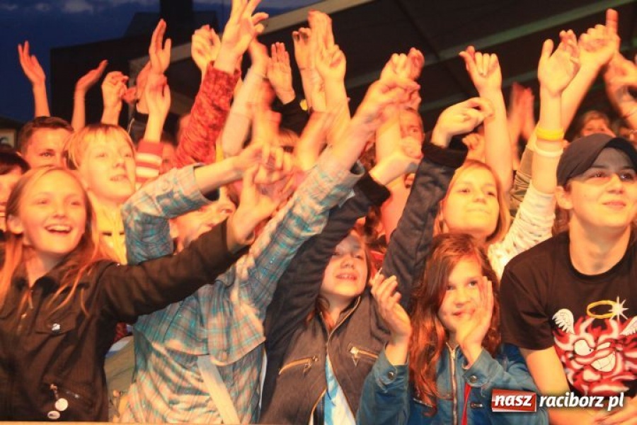 Zdjęcie w galerii na portalu naszraciborz.pl: Boys porwał widownię w Pietrowicach wiadomości z regionu