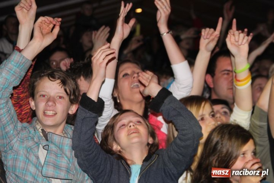 Zdjęcie w galerii na portalu naszraciborz.pl: Boys porwał widownię w Pietrowicach wiadomości z regionu