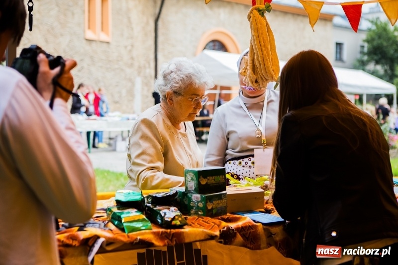 Zdjęcie w galerii na portalu naszraciborz.pl: Młodzi dla Kamerunu, czyli VI Spotkanie z Afryką wiadomości z regionu