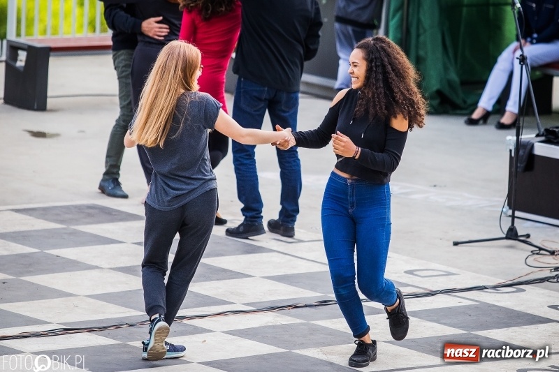 Zdjęcie w galerii na portalu naszraciborz.pl: Nawet problemy techniczne nie są w stanie zepsuć dobrej zabawy. Na raciborskiej przystani odbyła się Letnia Potańcówka   wiadomości z regionu
