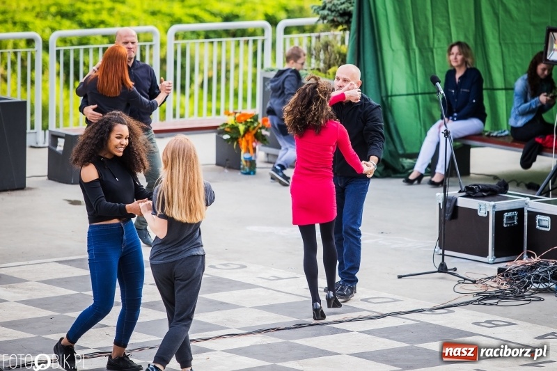 Zdjęcie w galerii na portalu naszraciborz.pl: Nawet problemy techniczne nie są w stanie zepsuć dobrej zabawy. Na raciborskiej przystani odbyła się Letnia Potańcówka   wiadomości z regionu