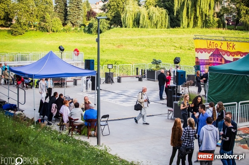 Zdjęcie w galerii na portalu naszraciborz.pl: Nawet problemy techniczne nie są w stanie zepsuć dobrej zabawy. Na raciborskiej przystani odbyła się Letnia Potańcówka   wiadomości z regionu