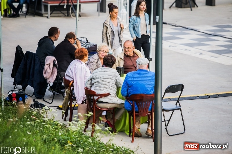 Zdjęcie w galerii na portalu naszraciborz.pl: Nawet problemy techniczne nie są w stanie zepsuć dobrej zabawy. Na raciborskiej przystani odbyła się Letnia Potańcówka   wiadomości z regionu