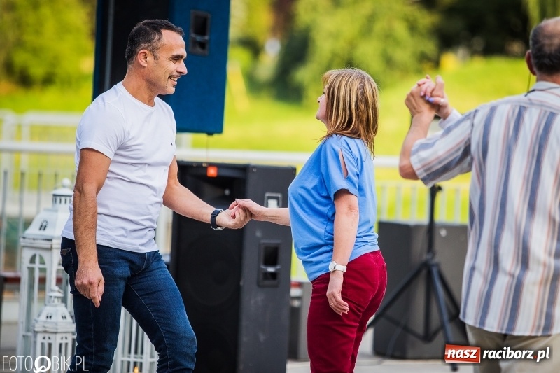 Zdjęcie w galerii na portalu naszraciborz.pl: Nawet problemy techniczne nie są w stanie zepsuć dobrej zabawy. Na raciborskiej przystani odbyła się Letnia Potańcówka   wiadomości z regionu