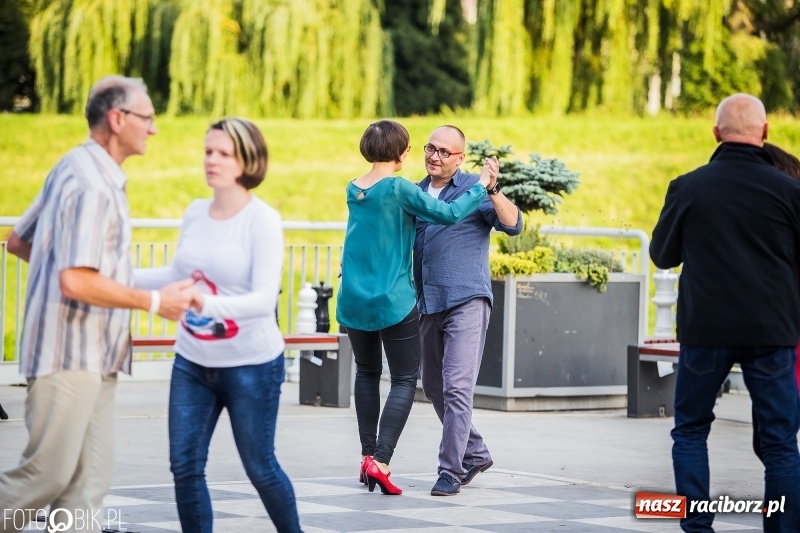 Zdjęcie w galerii na portalu naszraciborz.pl: Nawet problemy techniczne nie są w stanie zepsuć dobrej zabawy. Na raciborskiej przystani odbyła się Letnia Potańcówka   wiadomości z regionu