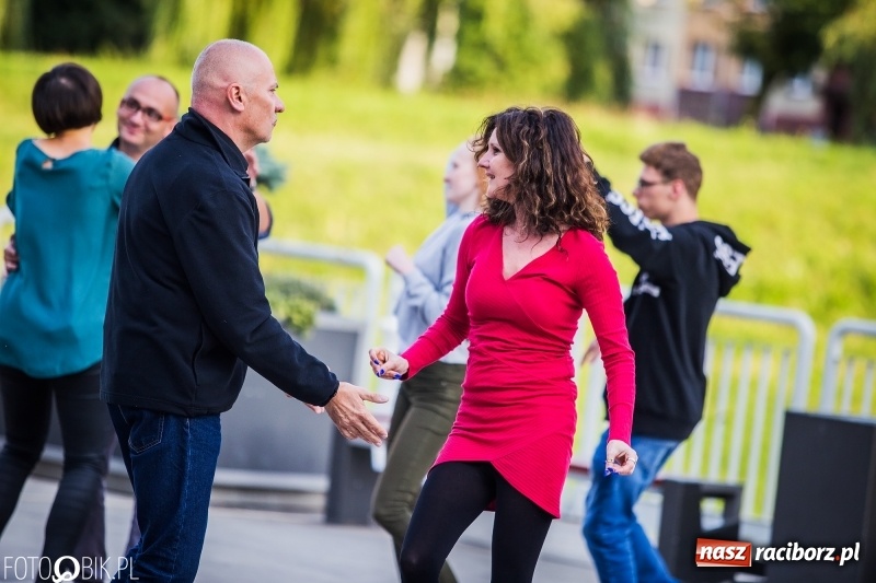 Zdjęcie w galerii na portalu naszraciborz.pl: Nawet problemy techniczne nie są w stanie zepsuć dobrej zabawy. Na raciborskiej przystani odbyła się Letnia Potańcówka   wiadomości z regionu