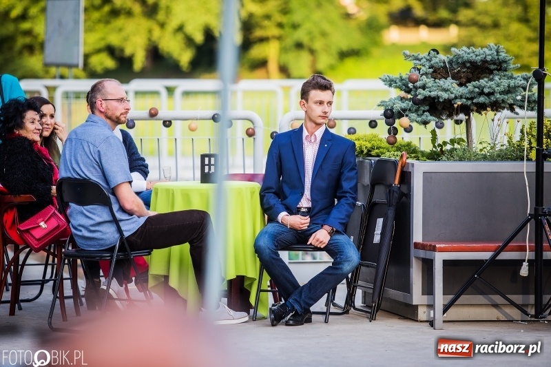 Zdjęcie w galerii na portalu naszraciborz.pl: Nawet problemy techniczne nie są w stanie zepsuć dobrej zabawy. Na raciborskiej przystani odbyła się Letnia Potańcówka   wiadomości z regionu