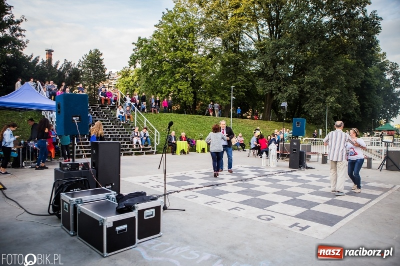 Zdjęcie w galerii na portalu naszraciborz.pl: Nawet problemy techniczne nie są w stanie zepsuć dobrej zabawy. Na raciborskiej przystani odbyła się Letnia Potańcówka   wiadomości z regionu