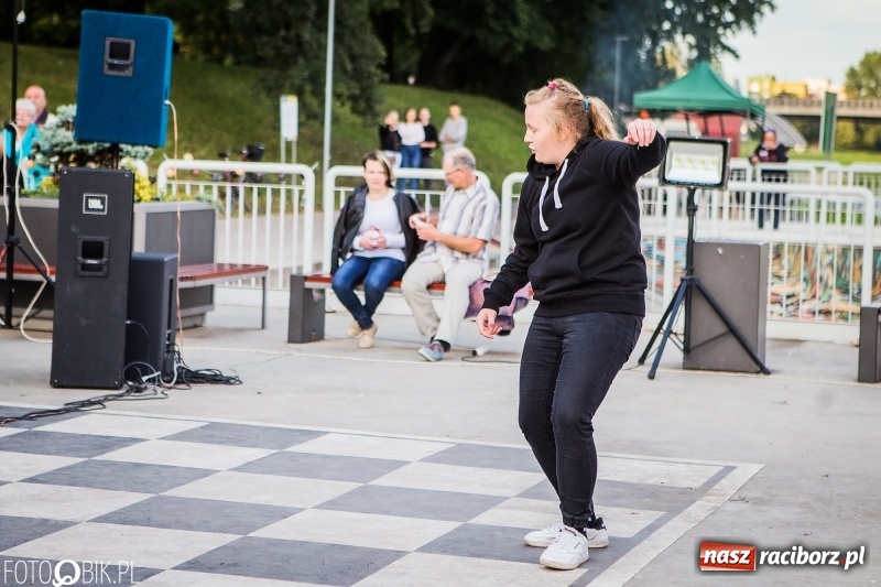 Zdjęcie w galerii na portalu naszraciborz.pl: Nawet problemy techniczne nie są w stanie zepsuć dobrej zabawy. Na raciborskiej przystani odbyła się Letnia Potańcówka   wiadomości z regionu